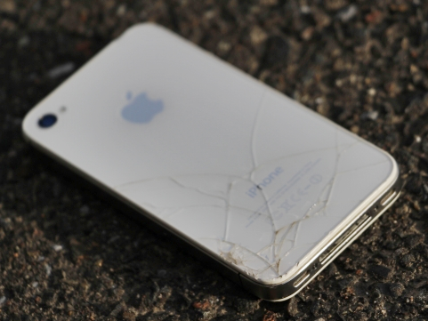 液晶が割れたスマホのイメージ